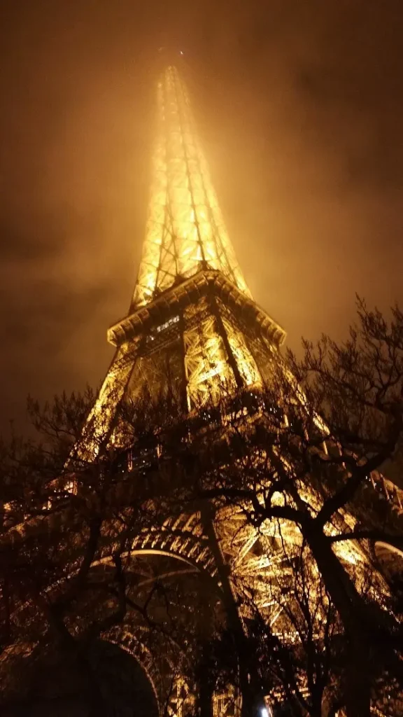 Tour Eiffel illuminée vue en contre-plongée